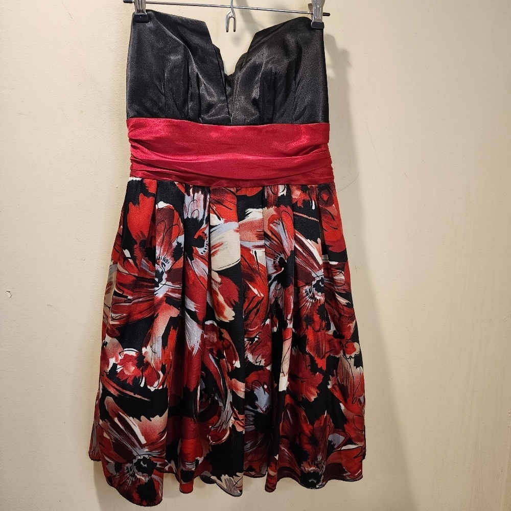 B. Darlin Elegant Black and Red Floral Dress Strappless size 10 Juniors
